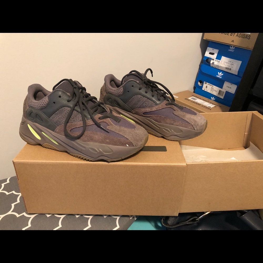 Yeezy sneakers never worn !!